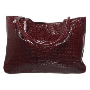 Burgundy väska - Snygg vinröd handväska med crocopräglat mönster och rundade handtag. Väskan har en glansig finish och är tillverkad i skinn, perfekt för dig som vill sticka ut med en trendig accessoar. Skriv för fler bilder 