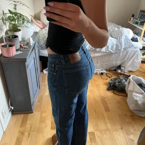 Levi's 501 jeans  - Levi's jeans i modellen 501 de är i bra skick men lite blekta längst ner som man kan se på några av bilderna skulle säga att de passar S/M. Men skriv gärna om ni vill ha några exakta mått på byxorna💞
