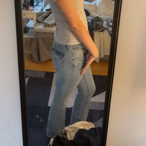 y2k bootcut jeans  - säljer dessa jättefina bootcut jeansen från ginatricot då de tyvärr blivit för stora. jättesnygga jeans men knappt använda. inga fläckar eller skador! pris kan diskuteras vid snabb affär. vill bara bli av med dom! 