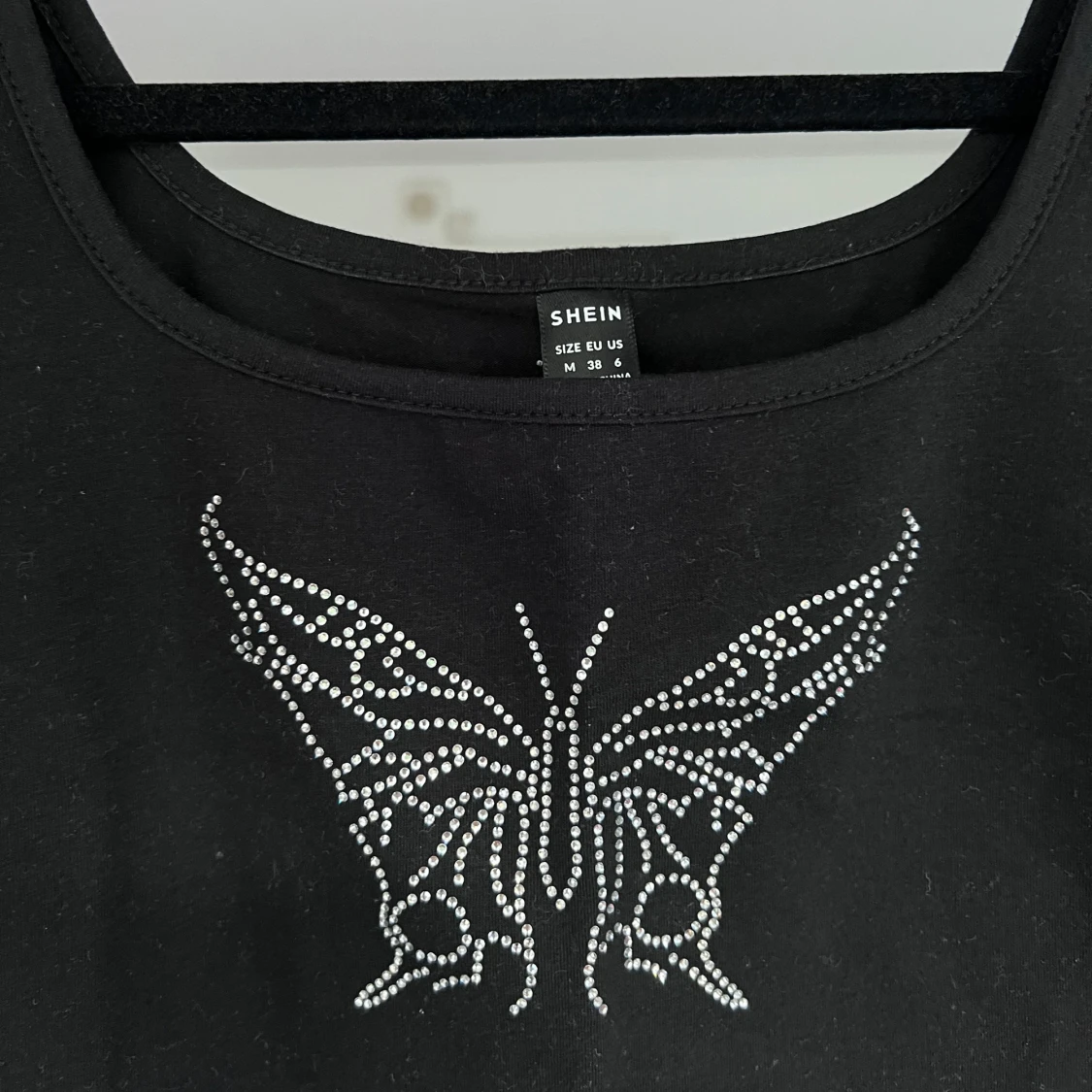 Svart croppad linnetopp med fjäril - 1