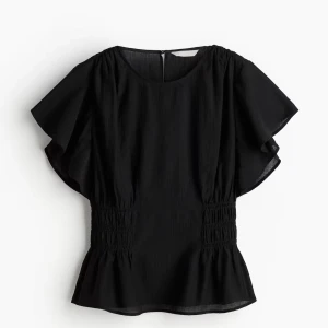 Svart blus med volangärm från H&M - Supergullig och eftertraktad Svart blus från H&M i storlek XS, blusen är helt slutsåld. Säljer då jag har för många blusar. Blusen har använts men den är i mycket bra skick.🩷