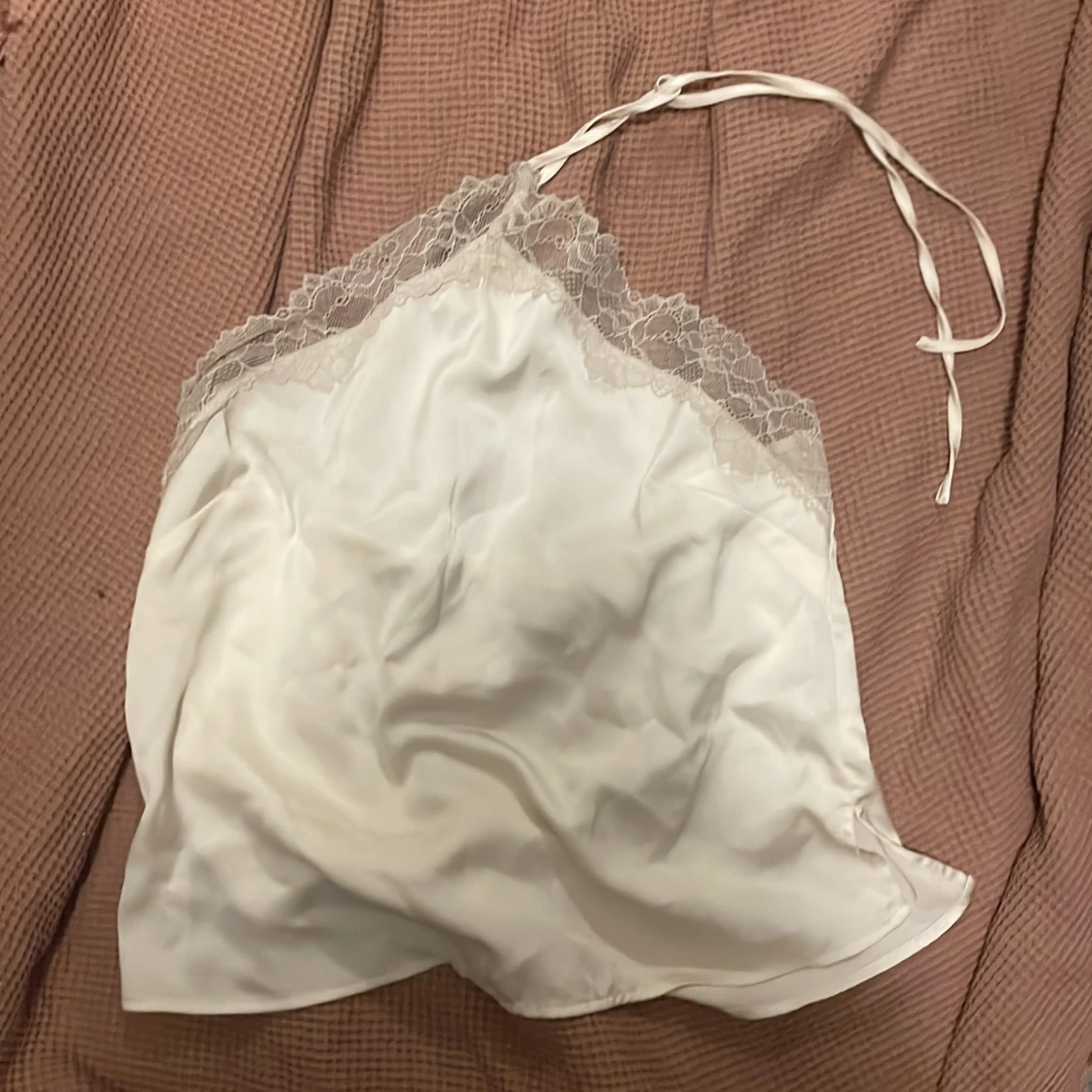 Vit satin tubtopp med spetsdetaljer