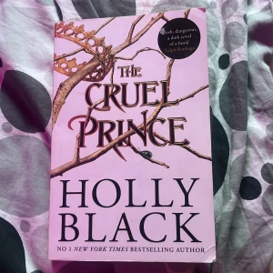 The cruel prince  - Slitna kanter. På engelska 