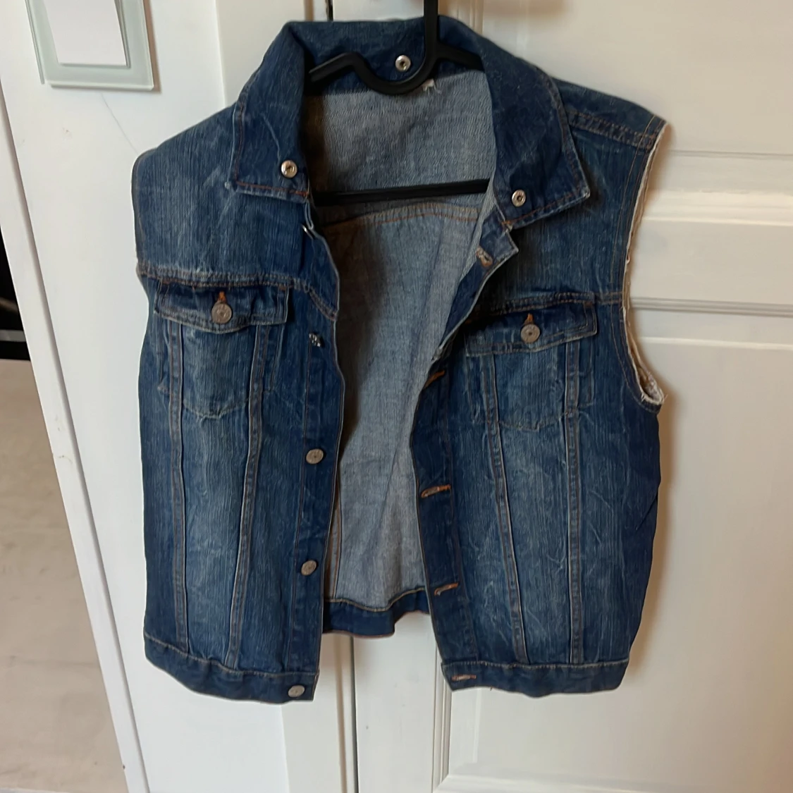 Klassisk blå jeansväst