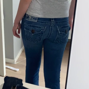 True religion jeans  - Säljer mina lågmidjade bootcut true religion jeans💕   Midjemåttet rakt över:39cm Innerbenslängden:83cm De har inga defekter förutom några få saknade sömmar längst ned på vänstra benet (se bild 5) men inget som märks!❤️  Skriv för frågor eller bilder!