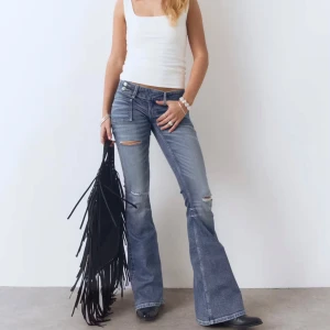 Blå jeans - Säljer dessa super snygga och omtalade jeansen från gina!! de är i tall så de har lite extra längd, super bekväma och snygga både till vardags och fest (använda en gång)💕💕