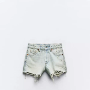 Ljusa jeansshorts  - Jeans shorts ifrån Zara 
