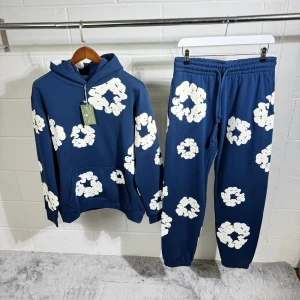 Heron Preston x Denim Tears - Säljer ett supercoolt och bekvämt set bestående av en hoodie och matchande joggers i marinblått med vita blommor/mönster. Väldigt mjukt material och perfekt både för vardag eller myskvällar. Storlek: S Skick: som nytt!  Kan mötas upp i Stockholm eller skickas mot fraktkostnad. Kommentera eller skriv vid frågor! 
