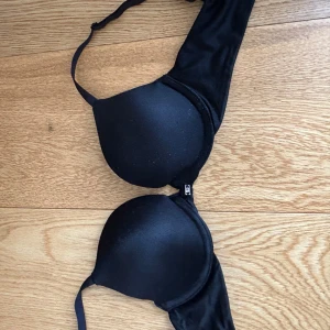 Svart push up bh - Svart push up bh med vadderade kupor. Den är knabbt andvänd då den varit för liten! Bra första push up bh. Går även att andvända som bikini!