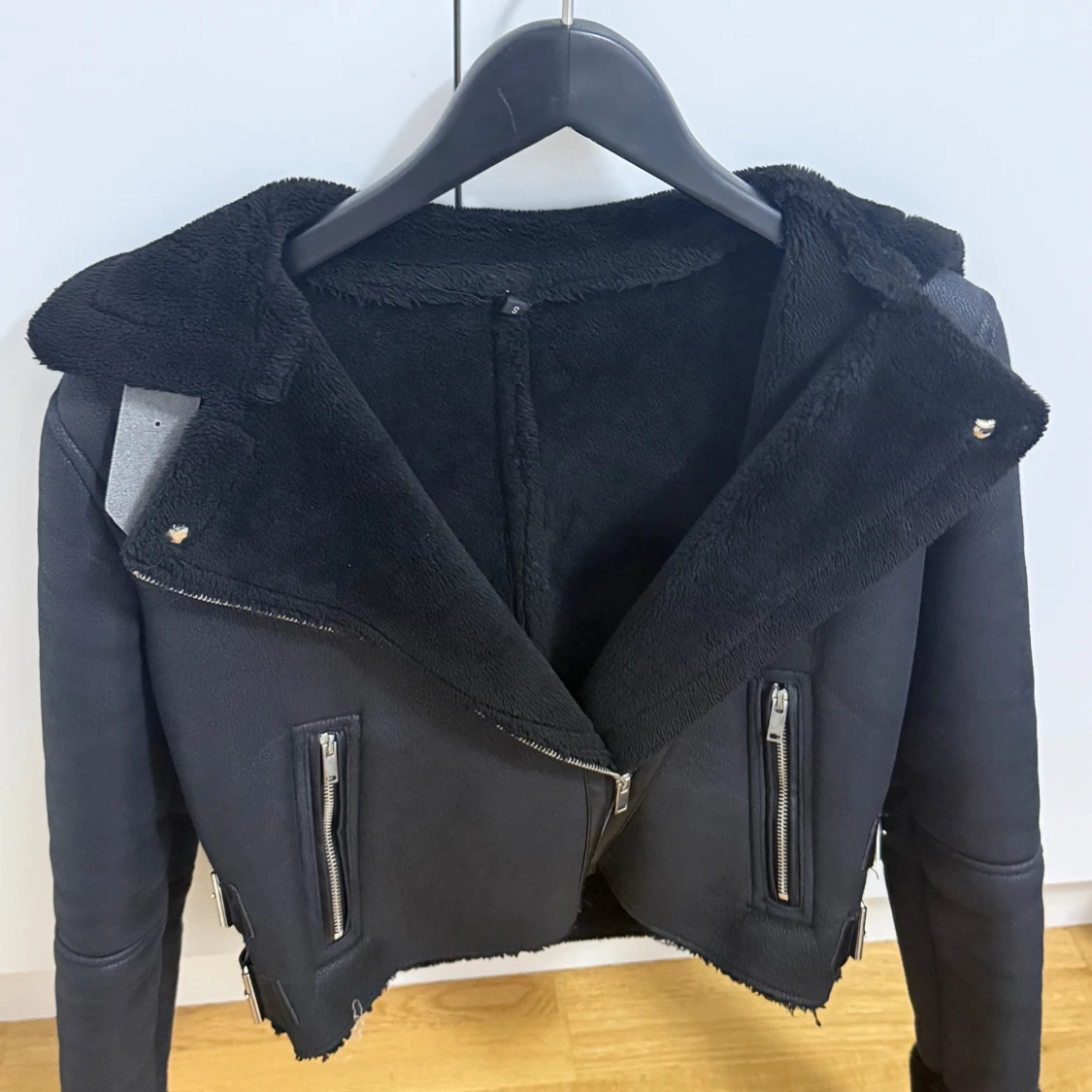 Svart pälsfodrad bikerjacka