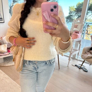 Krämvit stickad tröja med puffärm - Säljer en supermysig stickad tröja med puffiga axlar och lång ärm !! 💛💛 I storleken 38 från neo noir. Aldrig använd och är därför i nyskick! 💓💓