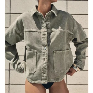 Grön jeansjacka från Zara - Snygg oversized jeansjacka från Zara i en dov grön nyans. Nästan helt oanvänd! Så snygg och perfekt till sommarn och hösten 💗