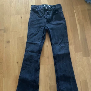 Svarta bootcut jeans från Zara - Snygga svarta bootcut jeans från Zara i storlek 38. Jeansen har klassisk femficksdesign, normalhög midja och är tillverkade i ett stretchigt bomullsmaterial. Perfekta för dig som gillar en tidlös look med lite utsvängda ben.