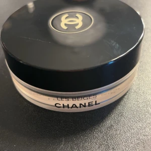 CHANEL BRONZER - Jättebra Chanel bronzer. Testad fåtal gånger men kommer inte till användning. Rengör mina sminkborstar efter varje användning eftersom jag har bacillskräck. Nypris är 600kr och 97% av produkt kvar.