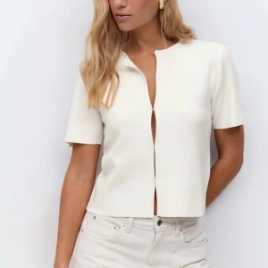 Helt ny topp - Söt topp från Gina Tricot med prislappen kvar, i storlek S. Mjukt finstickad material och knäppen framtill. 👉Rabatt om ni gör en bundle, så kika in min profil om ni hittar något mer!☀️