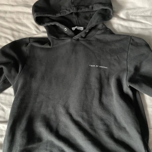  Tiger of Sweden hoodie - Svart hoodie från Tiger of Sweden med liten logga på bröstet. Hoodien är i bra skick men saknar trådar för själva hoodien. Skriv vid fundering
