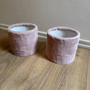 Rosa fluffiga lampskärmar  - Två stycken fluffiga lampskärmar. Fint skick och passar perfekt till ett gulligt flick-rum.
