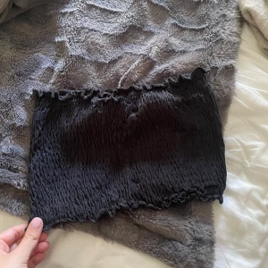 Svart smockad tubtopp - Svart liten tubtopp med smockad struktur.pris går att diskutera💕