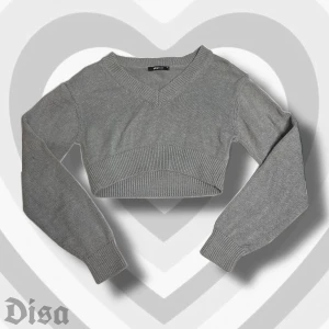 cropped kofta - cropped kofta med V-neck från Gina Tricot. bra skick, förutom små fläckar bak på ärmen (se bild)