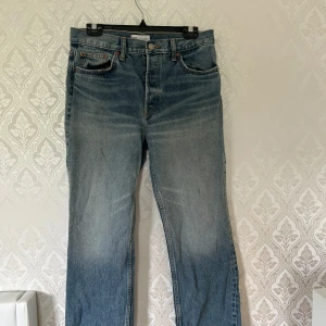 Blå raka jeans från Zara - Klassiska blå jeans från Zara i rak modell med normal passform. Jeansen har knappgylf. Tillverkade i bomull med en tidlös tvätt som passar till allt.