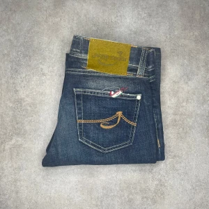 HELT NYA || Jacob Cohën 711 jeans - Riktigt feta Jacob Cohën 711 jeans | Strl: W27 (passar 28) | Midja ~ 36,5cm ~ Längd ~ 94cm Skick: 10/10 (helt nya) | Nypris: 7000kr | Hör av er vid frågor eller funderingar!🤗