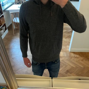 Cashmere hoodie - Skön Kashmir hoodie i mörkgrå, otroligt populär! Helt ny!