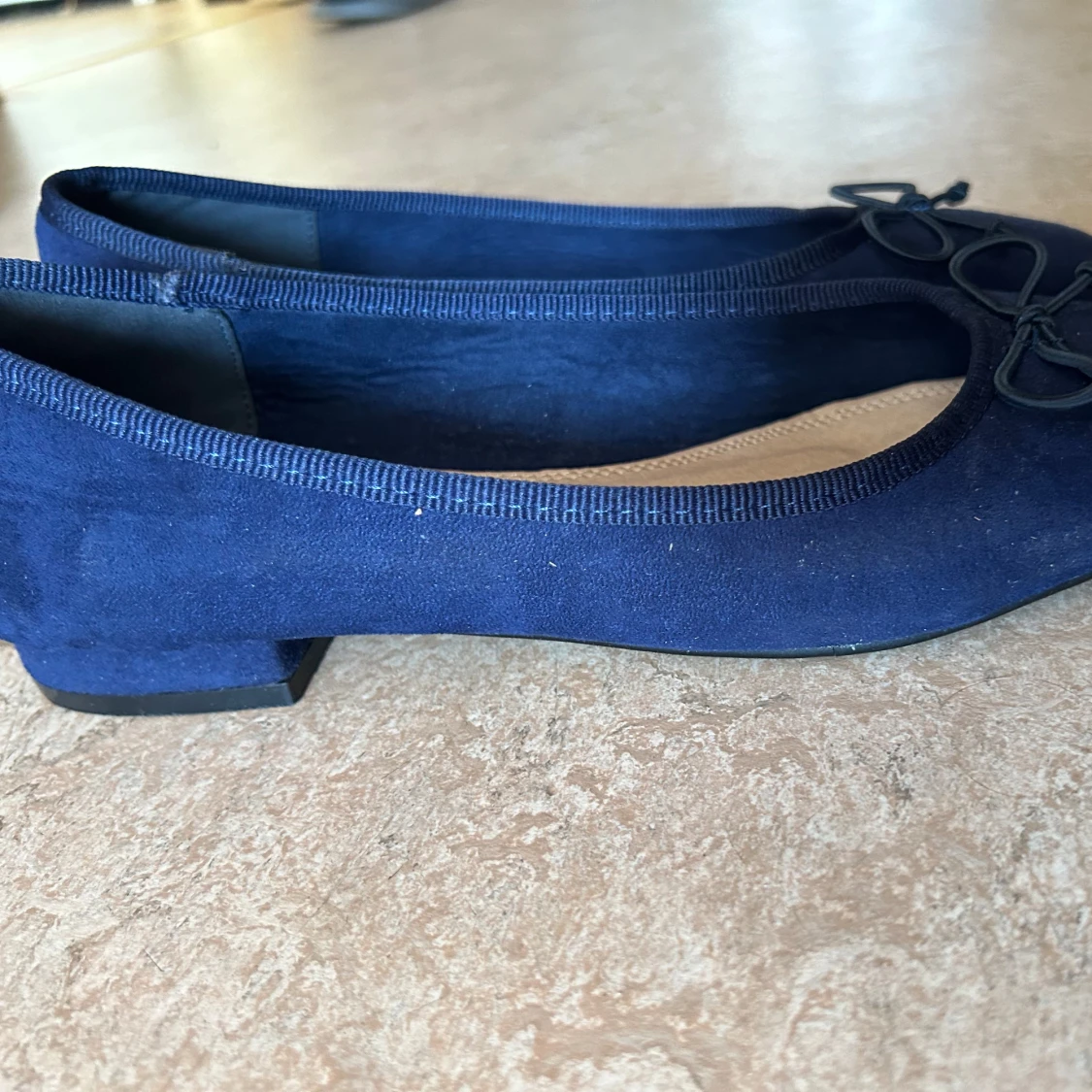 Mörkblå mocka ballerinaskor Lora Ferres - 1