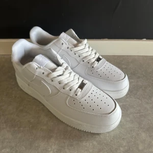 Nike Air Force 1  - Klassiska Nike Air Force 1 sneakers helt oanvända.