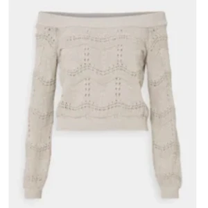 Beige offshoulder stickad tröja - Superfin beige stickad tröja med offshoulder och lång ärm. Tröjan är croppad och har ett snyggt hålmönster som ger en luftig känsla. Perfekt till jeans eller kjol för en trendig look.