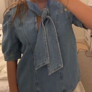 Jeansblus från Zara - Så fin jeansblus från Zara med knytning framtill. 
