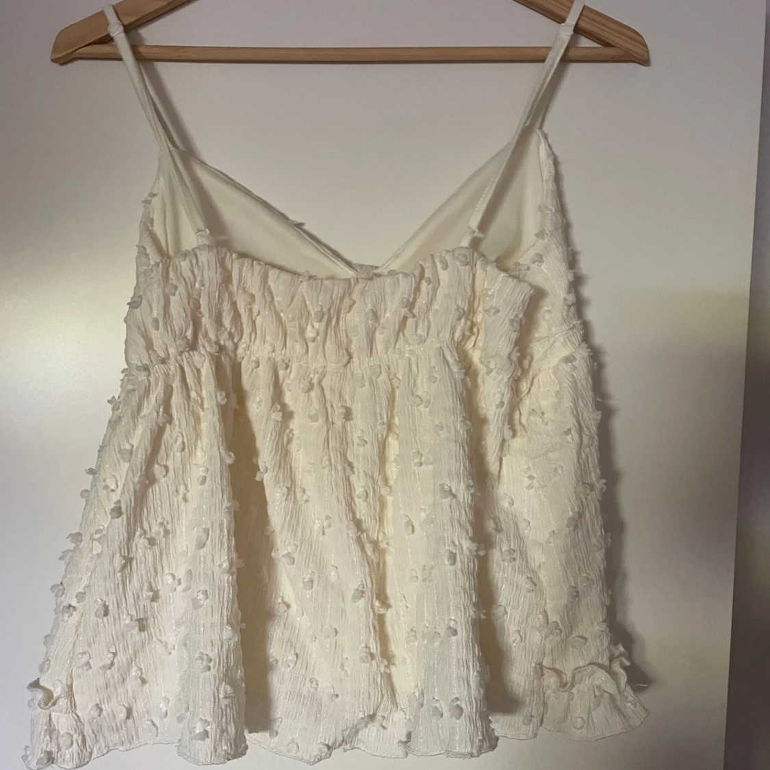 Krämvit volangig linnetopp  - 1