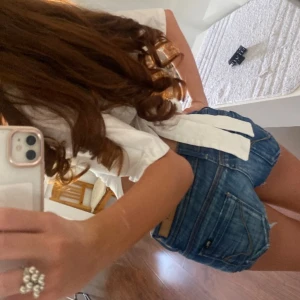 Lowwaist mini jeansshorts från only - Snygga low waist mini jeansshorts i strl 36, !!priset är lägre än vanligt eftersom ja tror nån har klippt dem då de finns hål längst ner på bakfickorna som dock inte syns, bortsett från det är de i väldigt bra skick kan skicka fler bilder om de behövs! kommer fler unika jeansshorts/kjolar så följ!!