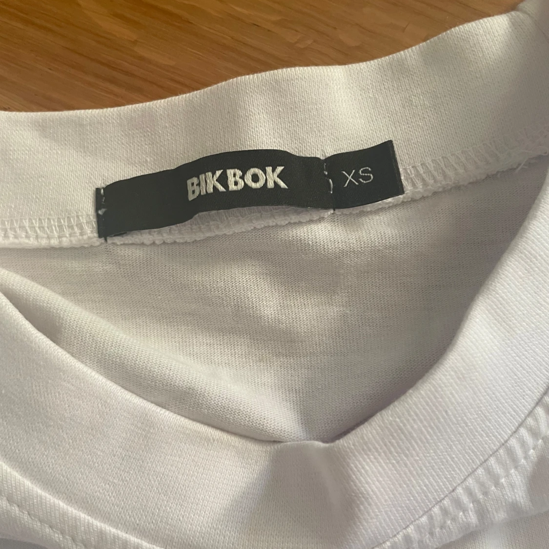Vit croppad t-shirt från Bik Bok - 1