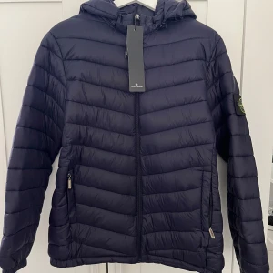 Stone Island Jacka - Säljer denna Stone Island jacka då kvittot är borttappat, därav säljer jag den billigt. Du som köper den kan enkelt sälja den för mycket mer, jackan är köpt på NK och den är äkta vilket kan ses på bilderna. Storlek M hör av er!