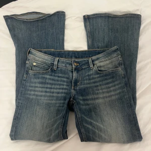 Blå bootcut jeans  - snygga bootcut jeans ifrån weekday, enda defekten är att märket där bak inte finns kvar, 32/30 är stlrken, midjemått: 40 , innerbenslängd: 76