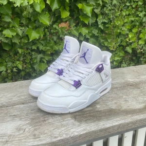 Jordan 4 purple metallic - Använda några gånger men har inga hål, fläckar eller så. Under sulorna är de lite smutsiga men inget man tänker på. Köpte dem i USA. Priset kan diskuteras. Storlek 42