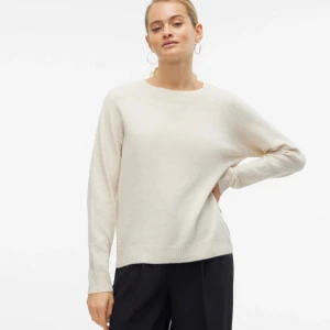 Beige stickad tröja med rund hals - Supermjuk beige stickad tröja med rund halsringning och långa ärmar. Tröjan har ribbade muddar vid ärmslut och nederkant, sticks inte eller irriterar som många andra stickad tröjor kan göra!