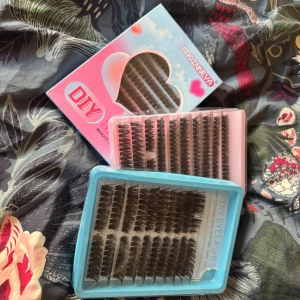 DIY lösögonfransar i mixade längder - Säljer flera askar med DIY lösögonfransar från Shein. Fransarna är svarta, separata och kommer i olika längder. Har tagit två styckna fransar ur ett paket annars helt orörda