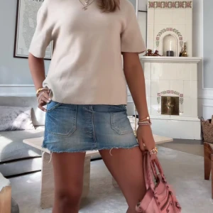 Jeanskjol från Replay - Säljer en klassisk blå jeanskjol från Replay med rå kant nertill och slitna detaljer💘✌🏽mått i bilderna!! Köpt av Mira på Plick så det är den på första bilden💓