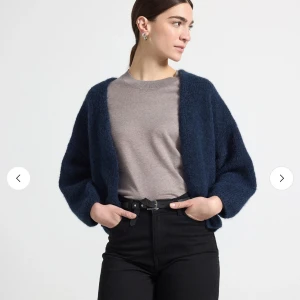 Lindex kofta - Säljer denna jättepopulär Lindex kofta, den är använd endast en gång och har inge noppror alls. Storlek M/L men passar mig som har S. Slutsåld och säljs inte längre