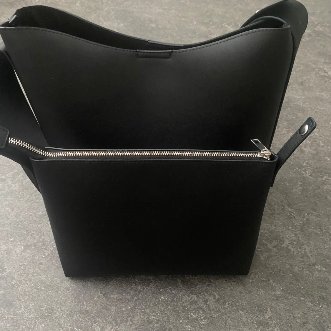 Svart axelväska i skinn med bred rem - 2