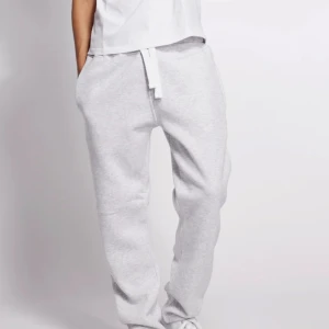 Russemerch UNISX - Russemerch sett i unisex, haft i ca en månad, strl M, priset kan diskuteras! 🤍 (nypris 1400!!)
