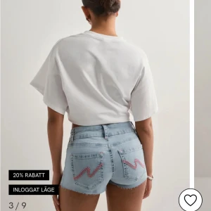 Nelly shorts  - Säljer dessa trendiga jeans från Nelly i storlek 34/XS. Superfint skick, säljer då de inte passar. Nypris är 499kr och mitt pris är 300kr