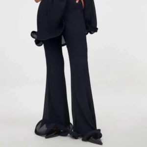 Set från Lovisa Wallin x NAKD - Set som aldrig kommit till använding. Jätte fint. Byxorna är i storlek 32 och toppen i storlek 34