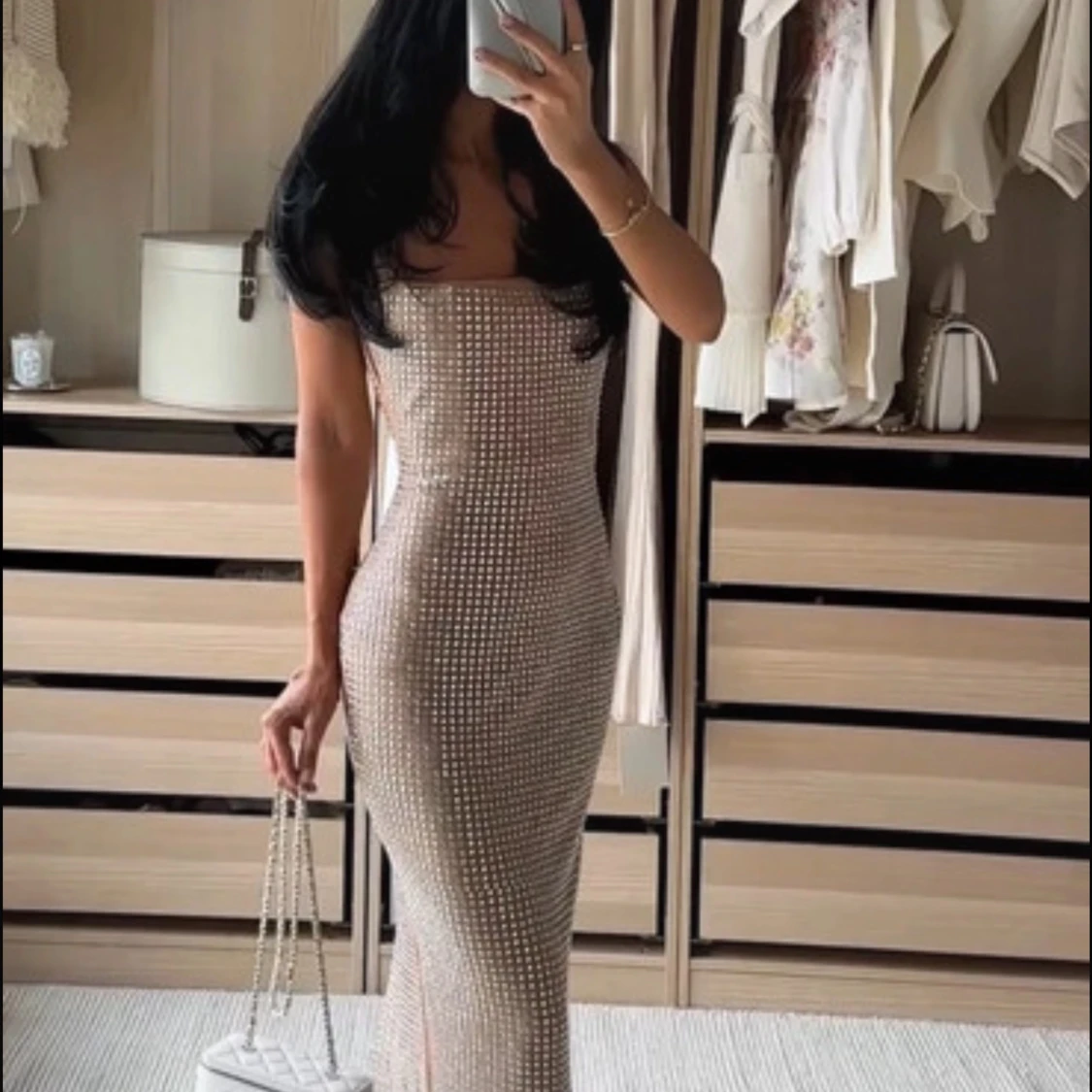 Glittrig långklänning i beige och silver - 3