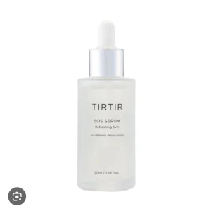TIRTIR SOS Serum 50ml - TIRTIR SOS Serum är ett återfuktande serum i en stilren, frostad glasflaska med pipett. Perfekt för dig som vill boosta huden med fukt och fräschör. Passar alla hudtyper och ger en lätt känsla på huden.