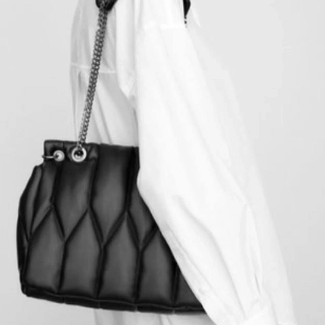 Svart quiltad axelväska - 1