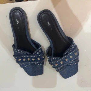 Blå denim sandaler med nitar från Zara - Snygga sandaler från Zara i blå denim med coola silverfärgade nitar. 