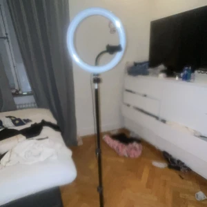 Ringlampa stativ  - Ringlampa stativ som är nästan helt oanvänd och funkar jätte bra har massor av funktioner. Det finns olika typer av toner på lampan och den lyser starkt den är väldigt lång och går att ljustera den kortare och längre perfekt till er som gillar ta bilder med bra belysning 