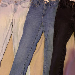 3-pack Molly jeans från Gina Tricot S - Två par Molly jeans från Gina Tricot och ett par från Cubus alla i storlek S. Ett par ljusblå, ett par klassiskt blå och ett par svarta. Alla är skinny fit med hög midja och stretchigt jeanstyg. Perfekta för dig som gillar tajta jeans med bekväm passform. 